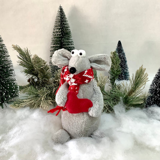Souris grise en peluche à poser avec écharpe et coeur ht 19.5 cm
