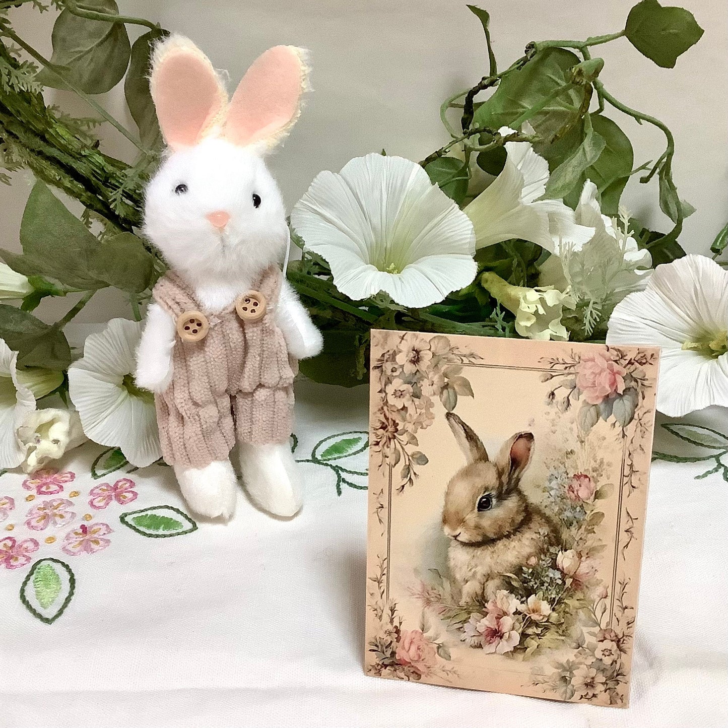 Petit lapin blanc décoration pâques 
