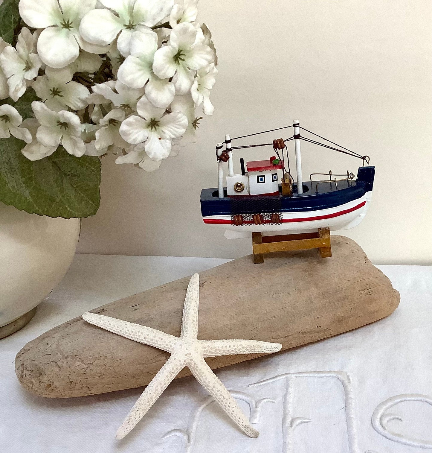 Bateau miniature bois chalutier bleu rouge décoration marine ht 9 cm