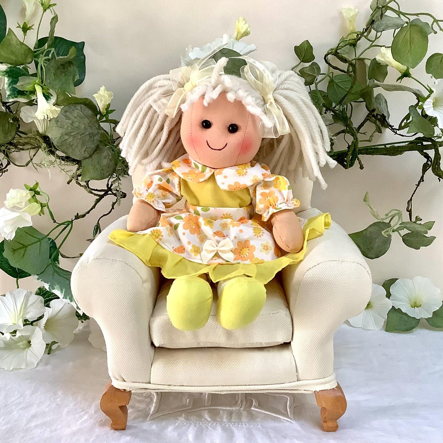 Poupée de chiffon tissu robe jaune modèle iris ht 30 cm
