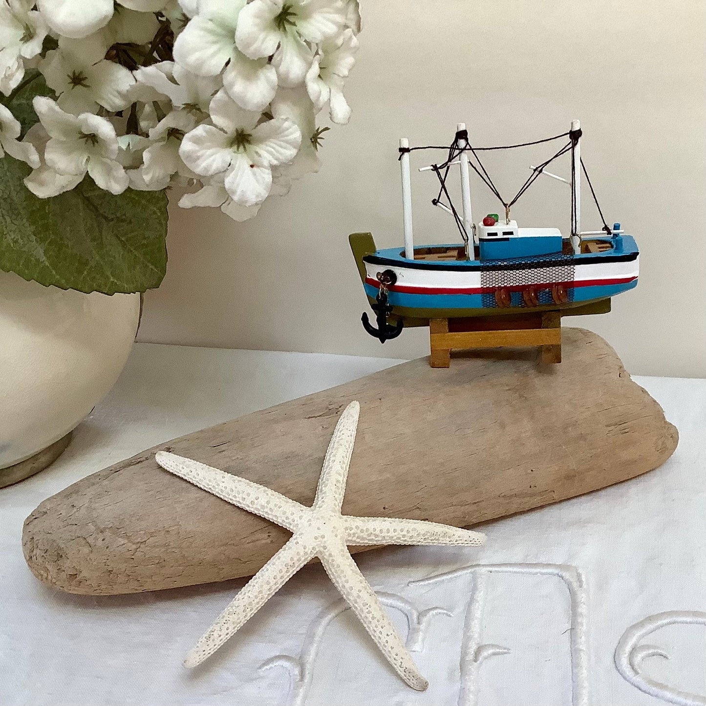 Bateau miniature bois chalutier bleu clair rouge décoration marine ht 9 cm