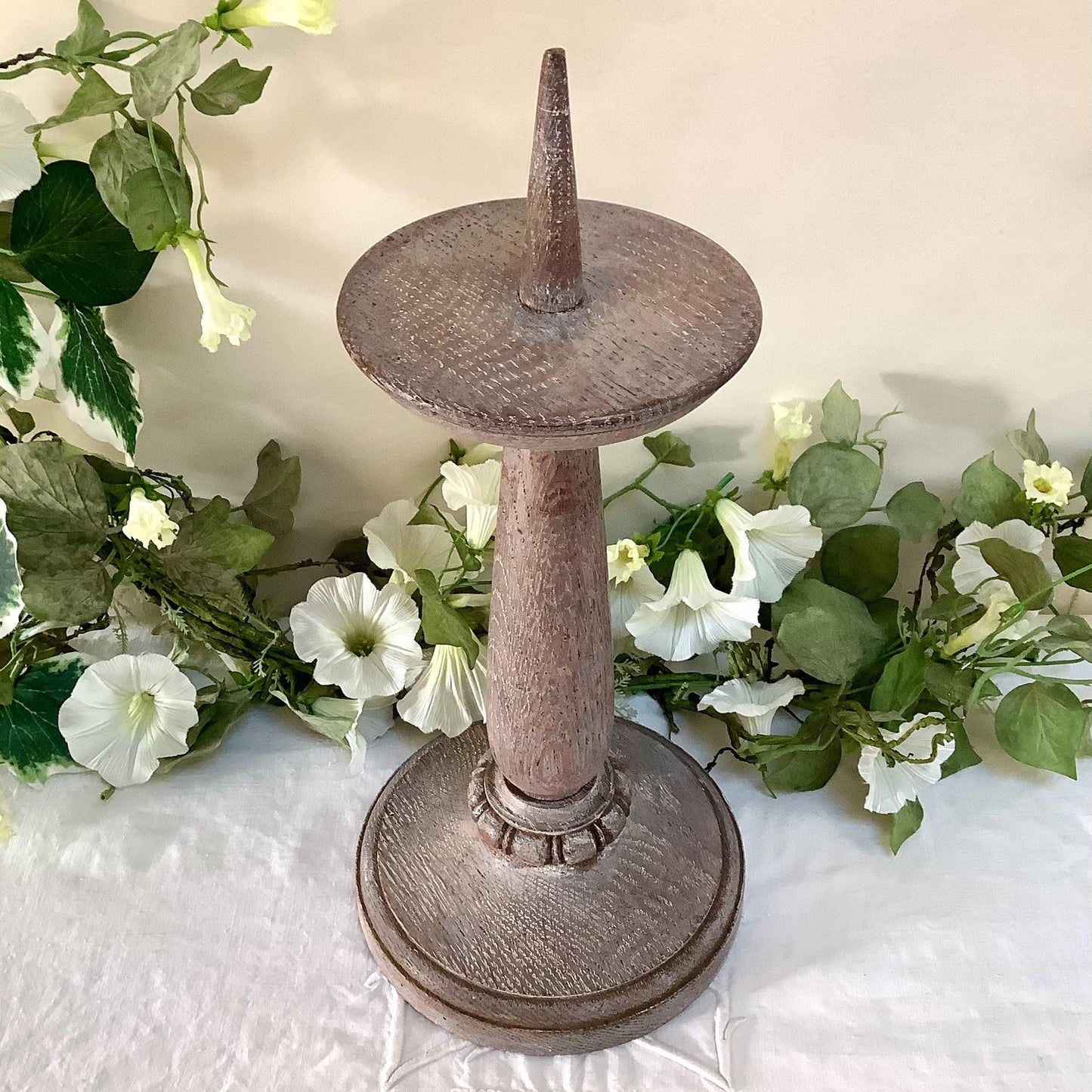 Bougeoir pique cierge bois cérusé vintage ht 38 cm