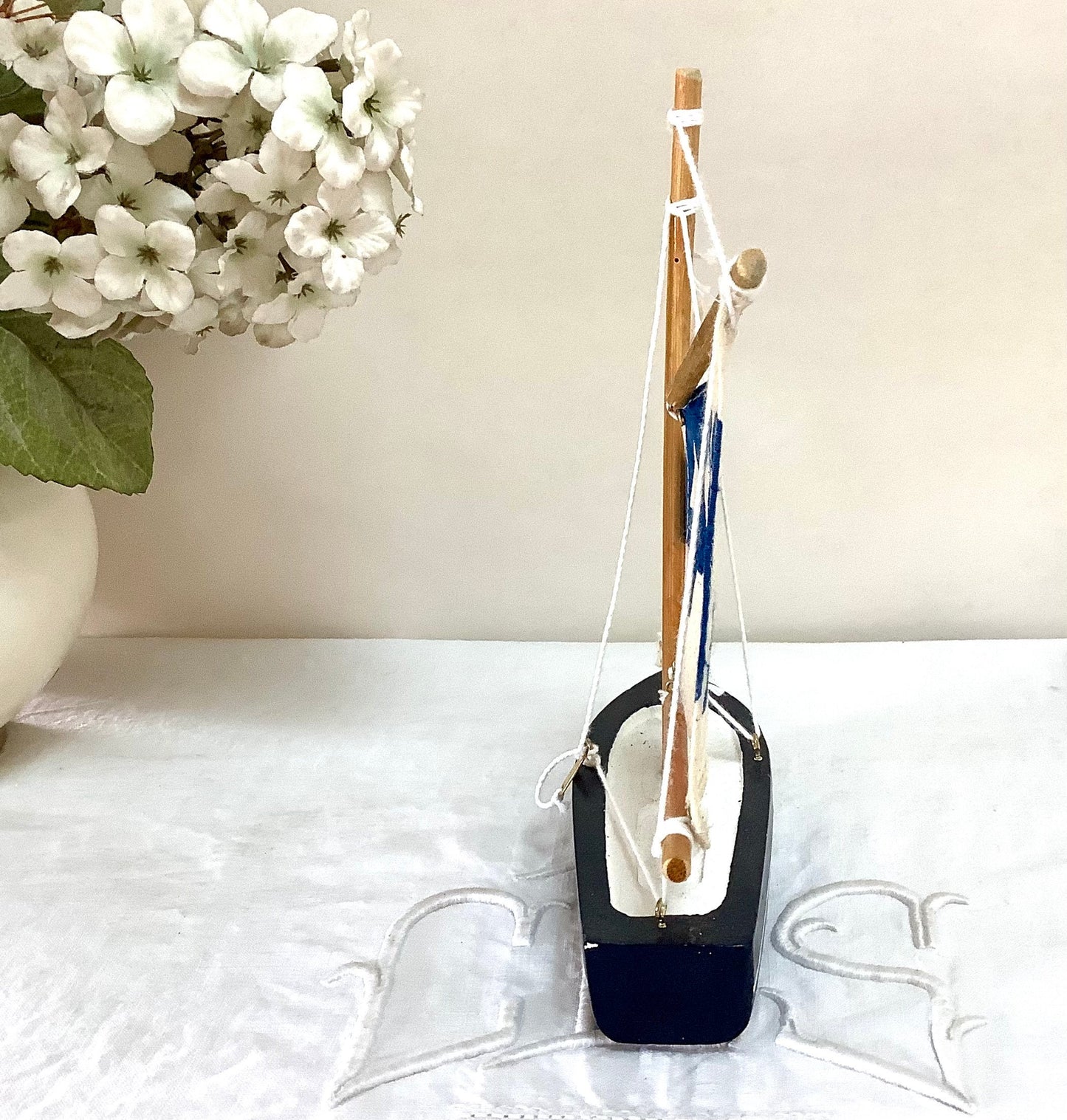 Bateau flottant bois bleu foncé voiles coton décoration marine ht 21 cm