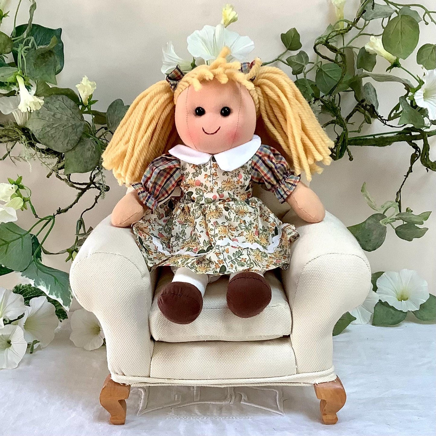 Poupée de chiffon tissu robe beige modèle dina ht 30 cm