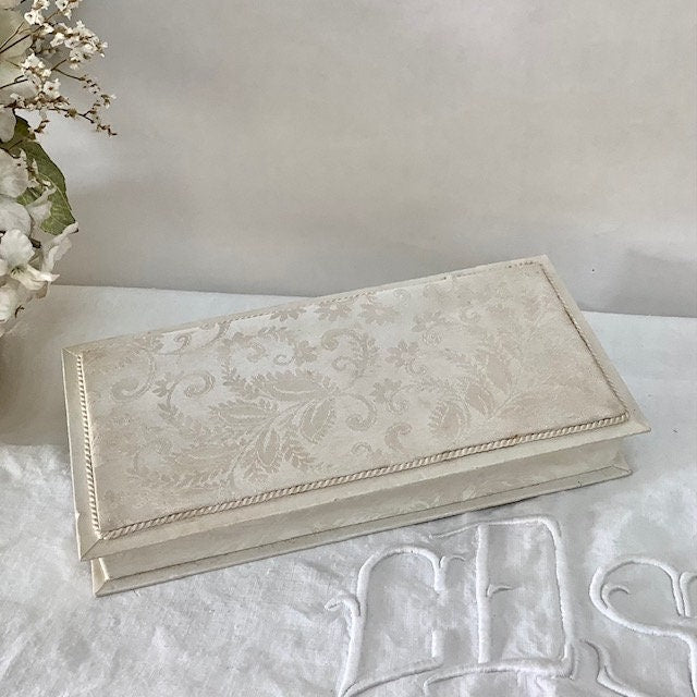 Boîte satin ivoire Michèle 1968 vintage