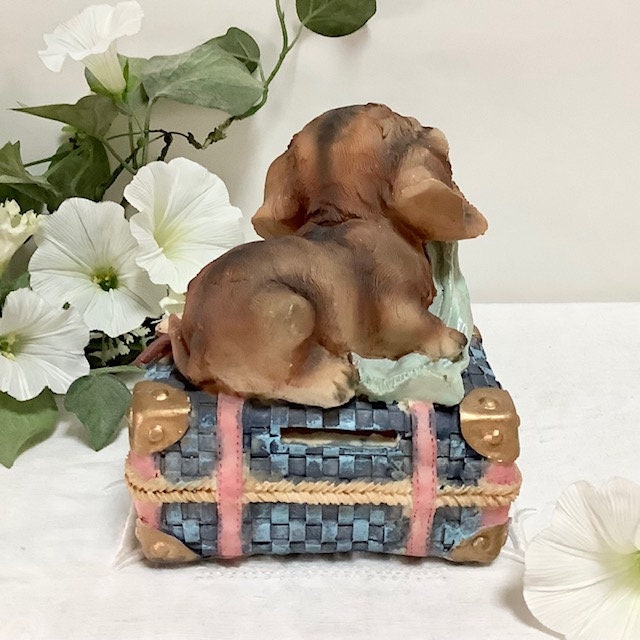 Tirelire chien valise résine ht 13.5 cm vintage