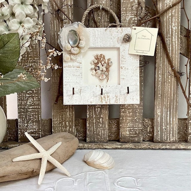 Accroche clés mural vintage bois blanchi nacre et coquillages modèle A