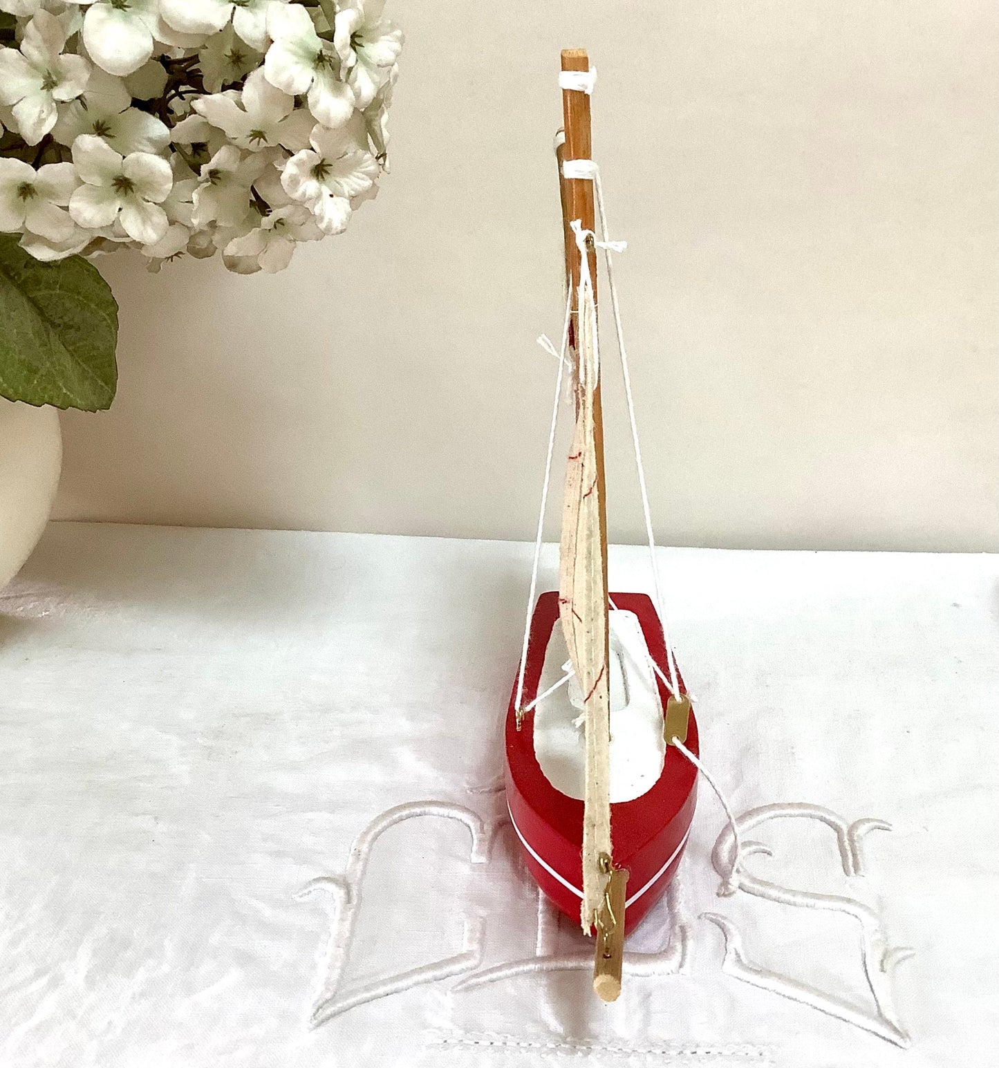 Bateau flottant bois rouge voiles coton décoration marine ht 21 cm