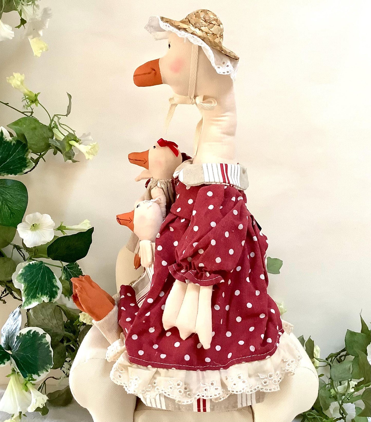 Vue rapprochée oie déco robe rouge blanc avec oisons La Galleria, finitions soignées 53 cm