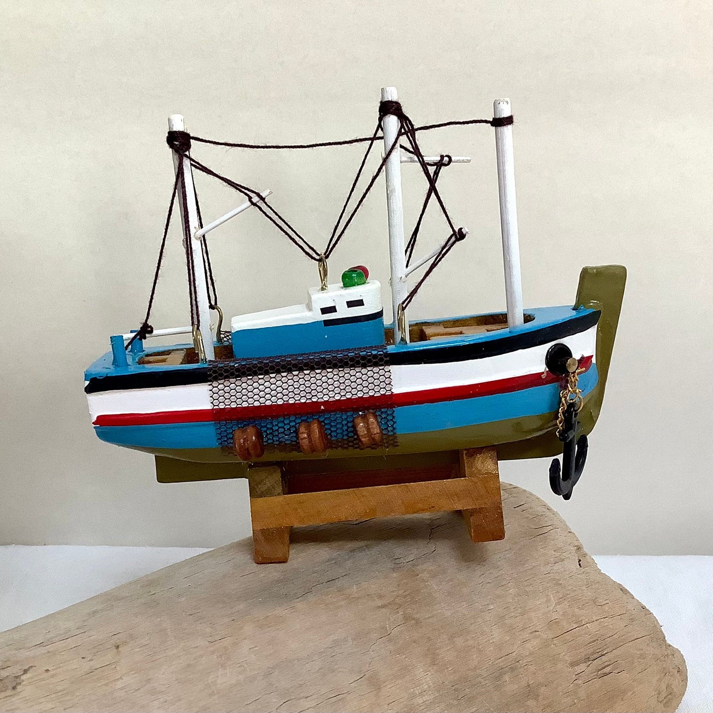 Bateau miniature bois chalutier bleu clair rouge décoration marine ht 9 cm