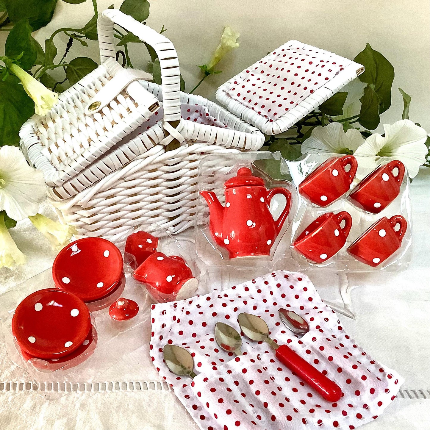 Jeu mini dînette porcelaine rouge pois panier