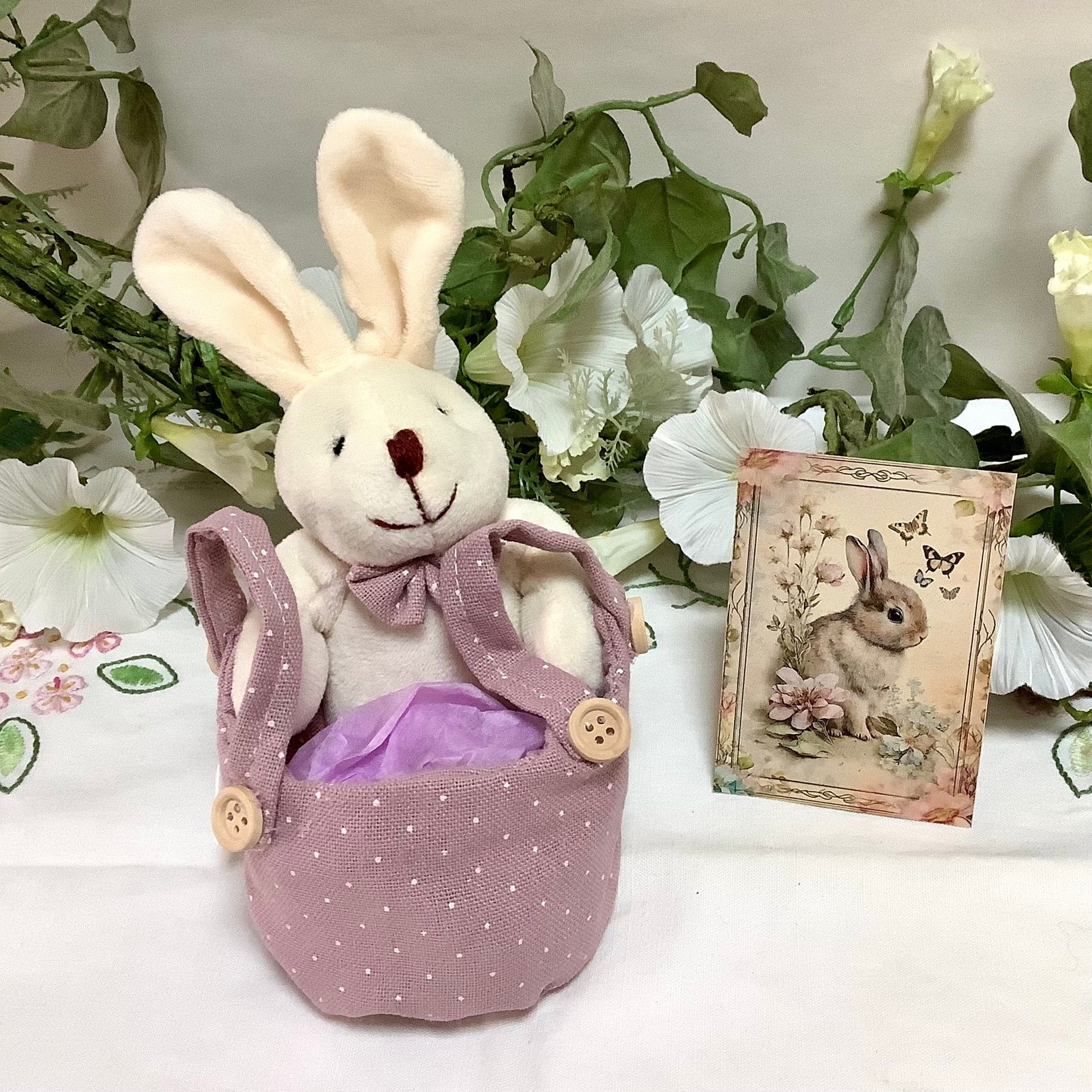Lapin blanc peluche sac mauve pois décoration pâques 