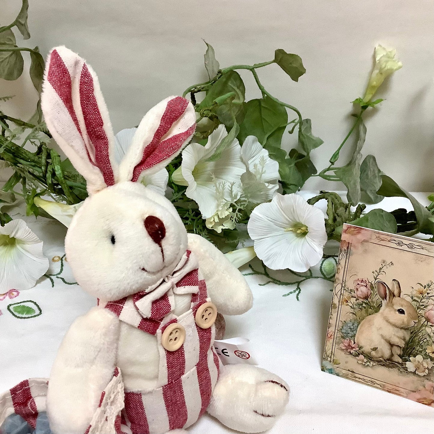 Lapin blanc peluche sac rayures décoration pâques 