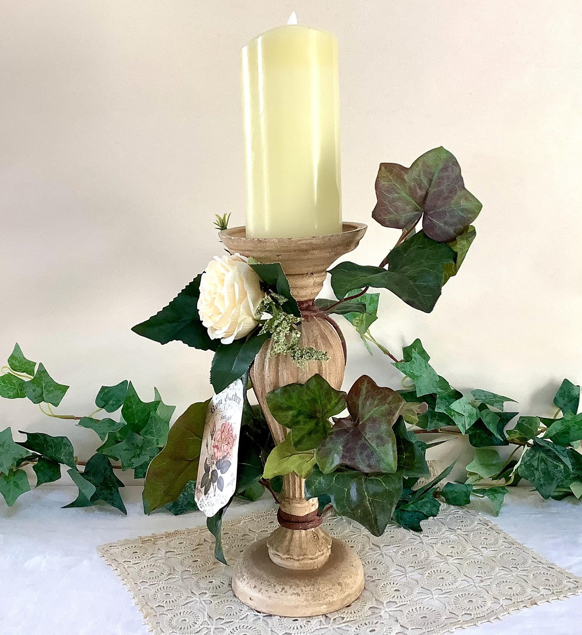 Bougeoir floral vintage résine patiné bougie pilier flamme vacillante 43 cm, décoration rose