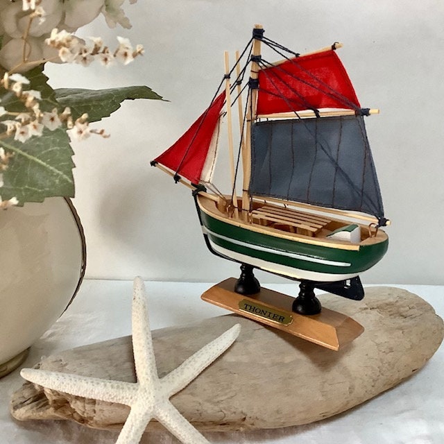 Maquette bateau Thonier bois rouge bleu  ht  15.5 cm