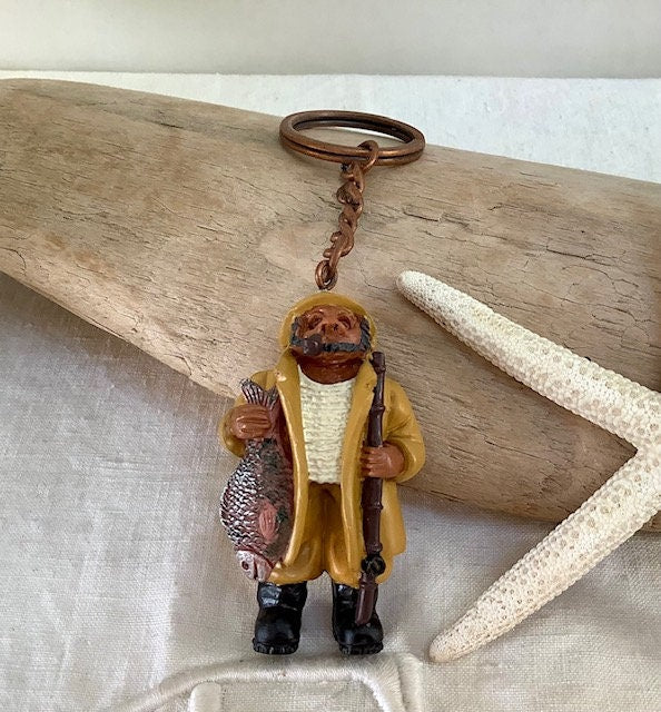 Porte clé pêcheur en résine vintage ht 6 cm