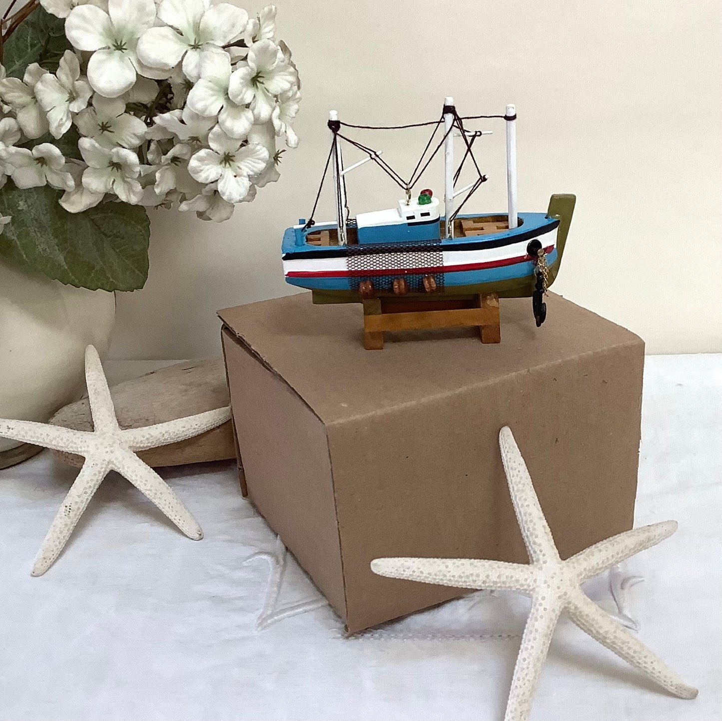 Bateau miniature bois chalutier bleu clair rouge décoration marine ht 9 cm