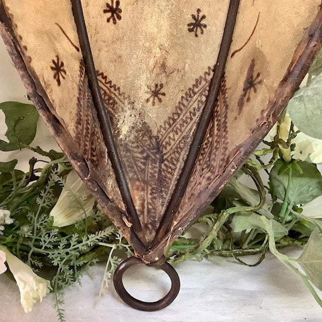 Applique orientale  fer forgé et peau ht 36 cm vintage
