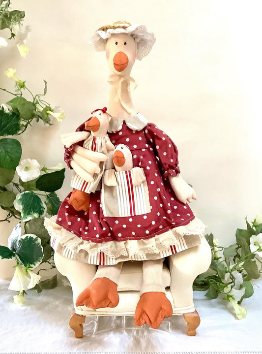 Oie assise robe rouge blanc avec deux oisons la galleria ht 53 cm