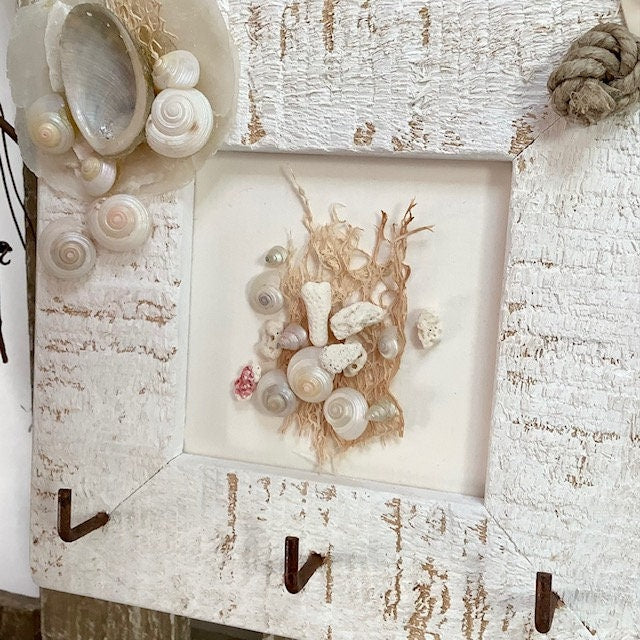 Accroche clés mural vintage bois blanchi nacre et coquillages modèle B