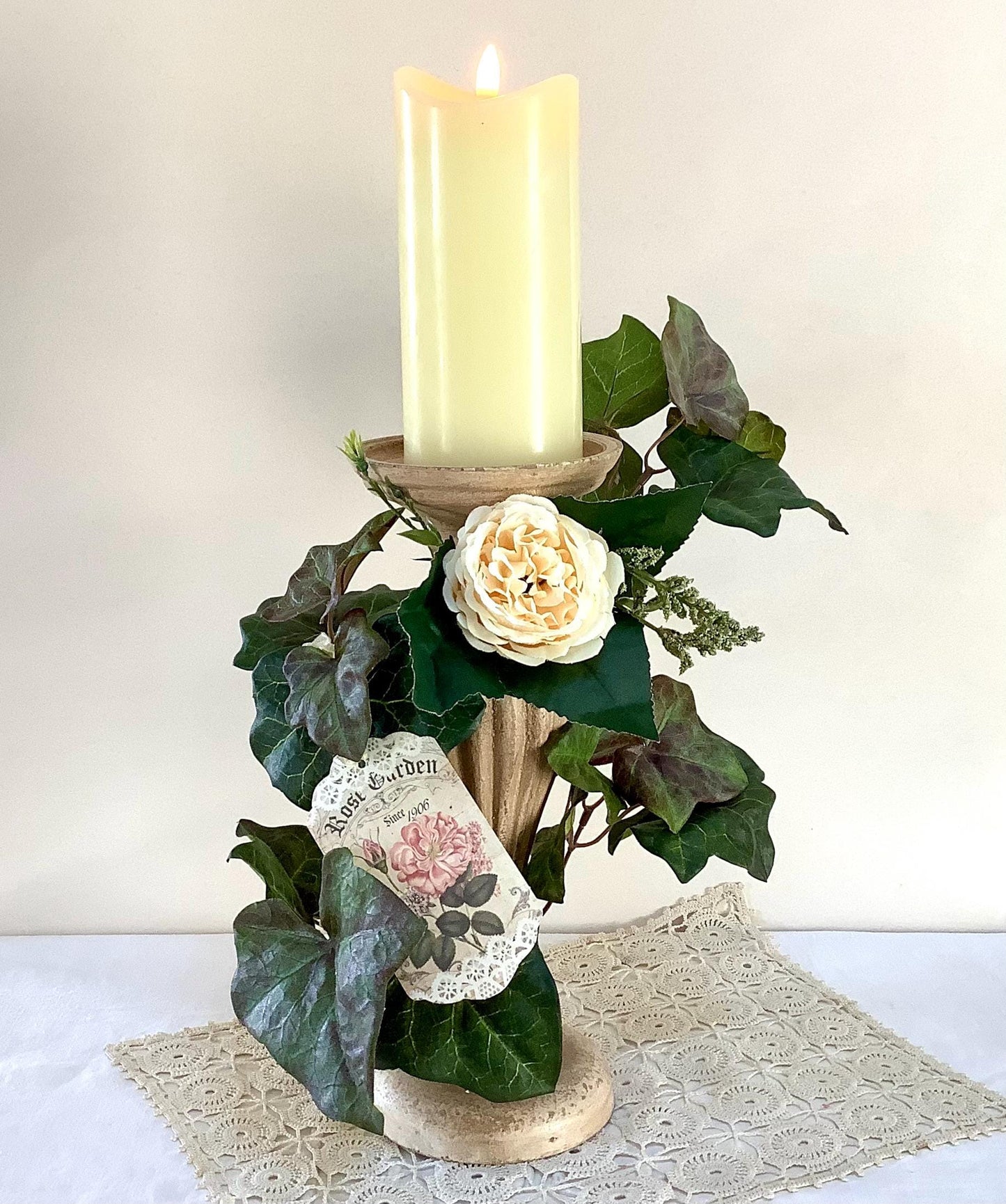 Bougeoir floral vintage résine patiné bougie pilier flamme vacillante 43 cm, décoration rose