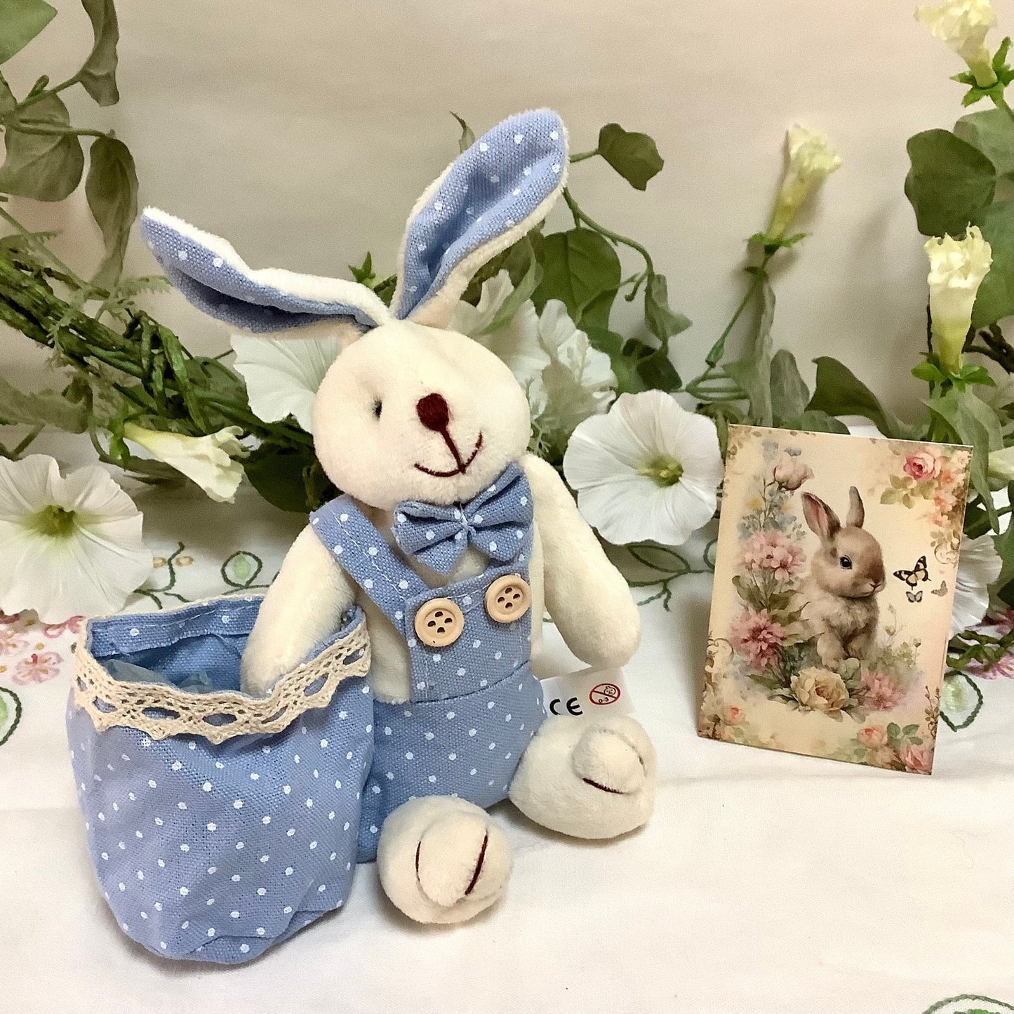 Lapin blanc peluche sac bleu pois décoration pâques 
