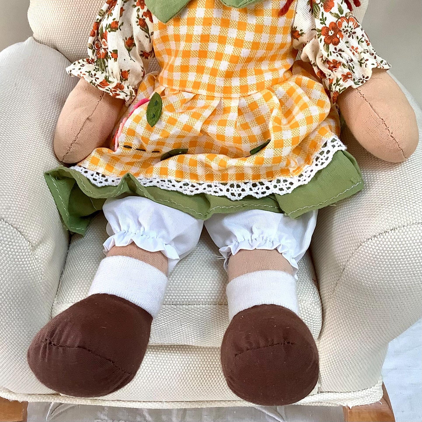 Poupée de chiffon tissu robe orange modèle lulu  ht 30 cm