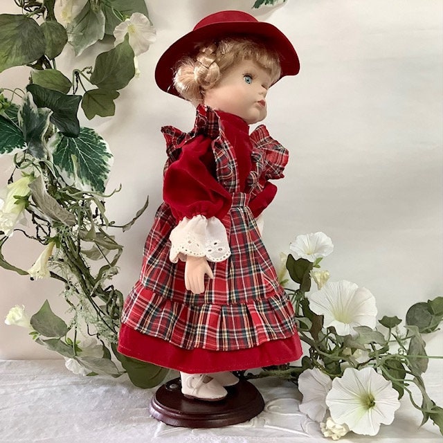 Poupée de collection porcelaine robe velours rouge ht 38 cm vintage