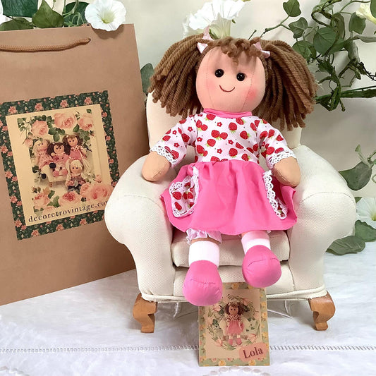 Poupée de chiffon tissu robe rose fraises modèle lola ht 30 cm