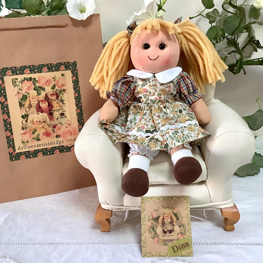 Poupée de chiffon tissu robe beige modèle dina ht 30 cm