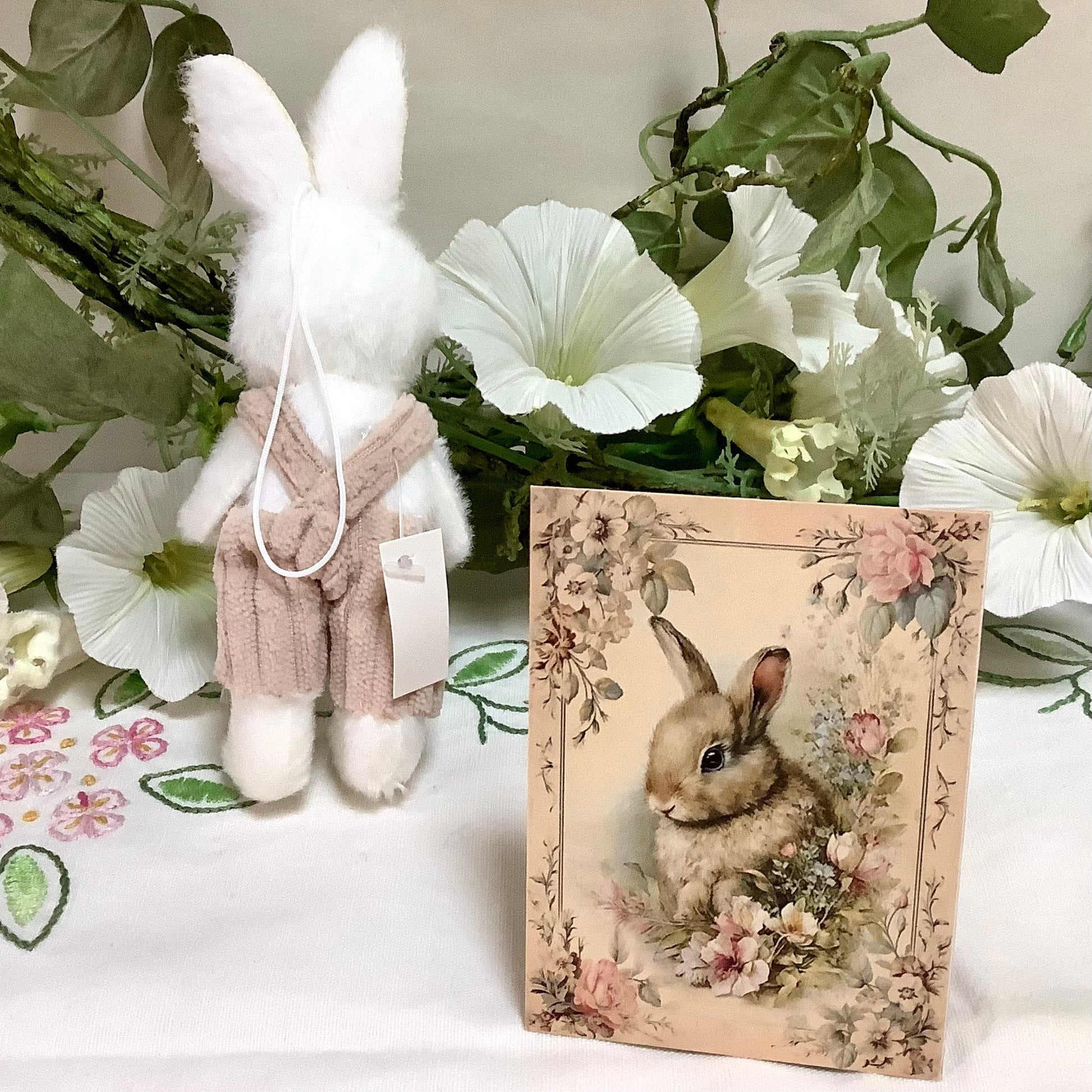 Petit lapin blanc décoration pâques 