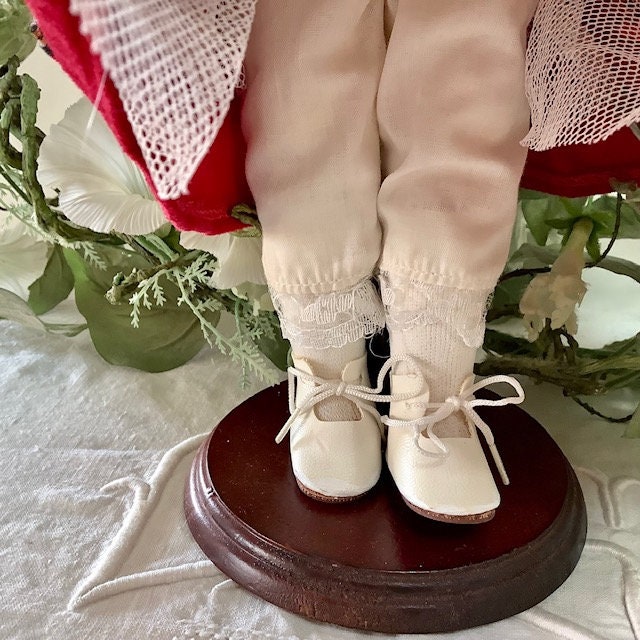 Poupée de collection porcelaine robe velours rouge ht 38 cm vintage