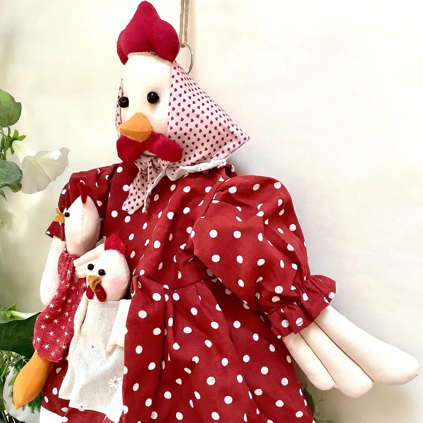 Porte sacs poule robe rouge blanc avec deux poussin la galleria ht 55 cm