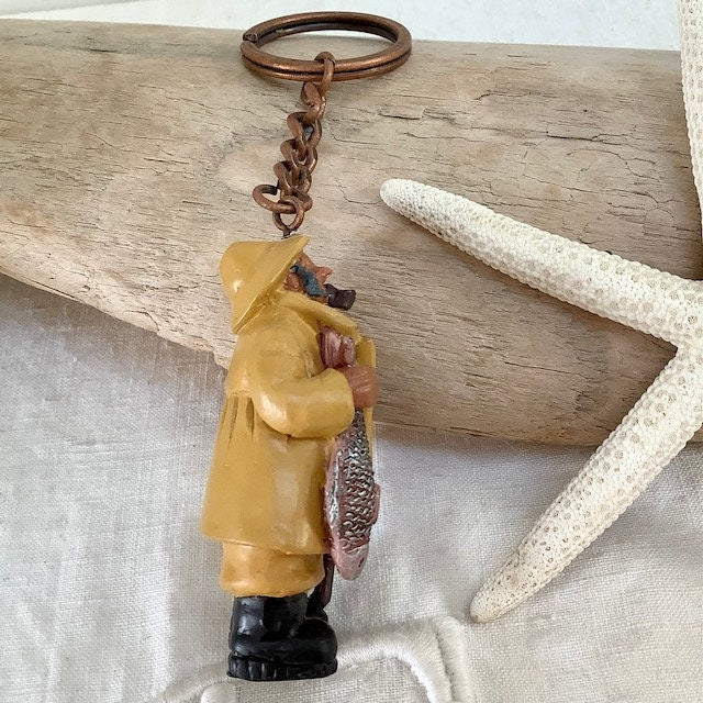 Porte clé pêcheur en résine vintage ht 6 cm