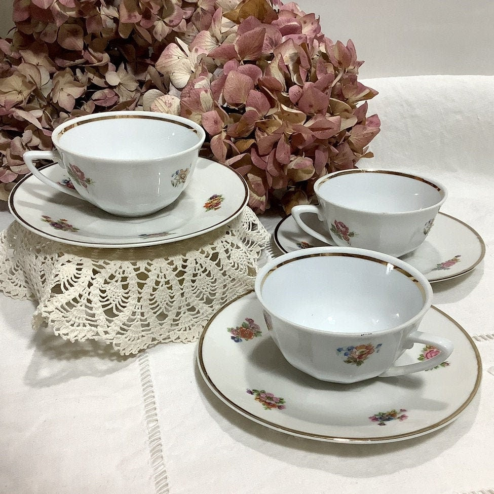 Tasses et sous tasses à café porcelaine roses vintage