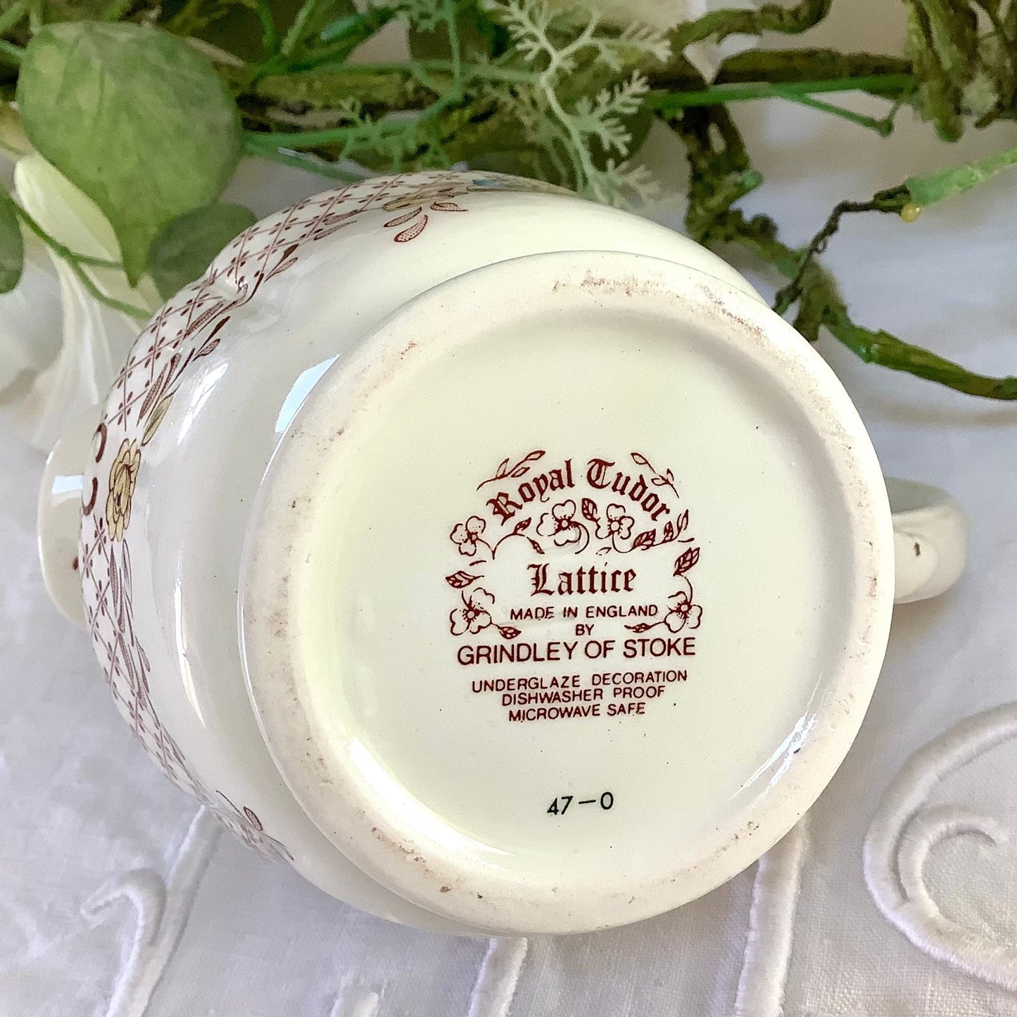 Pot à lait pichet verseuse soucoupe royal Tudor lattice england vintage