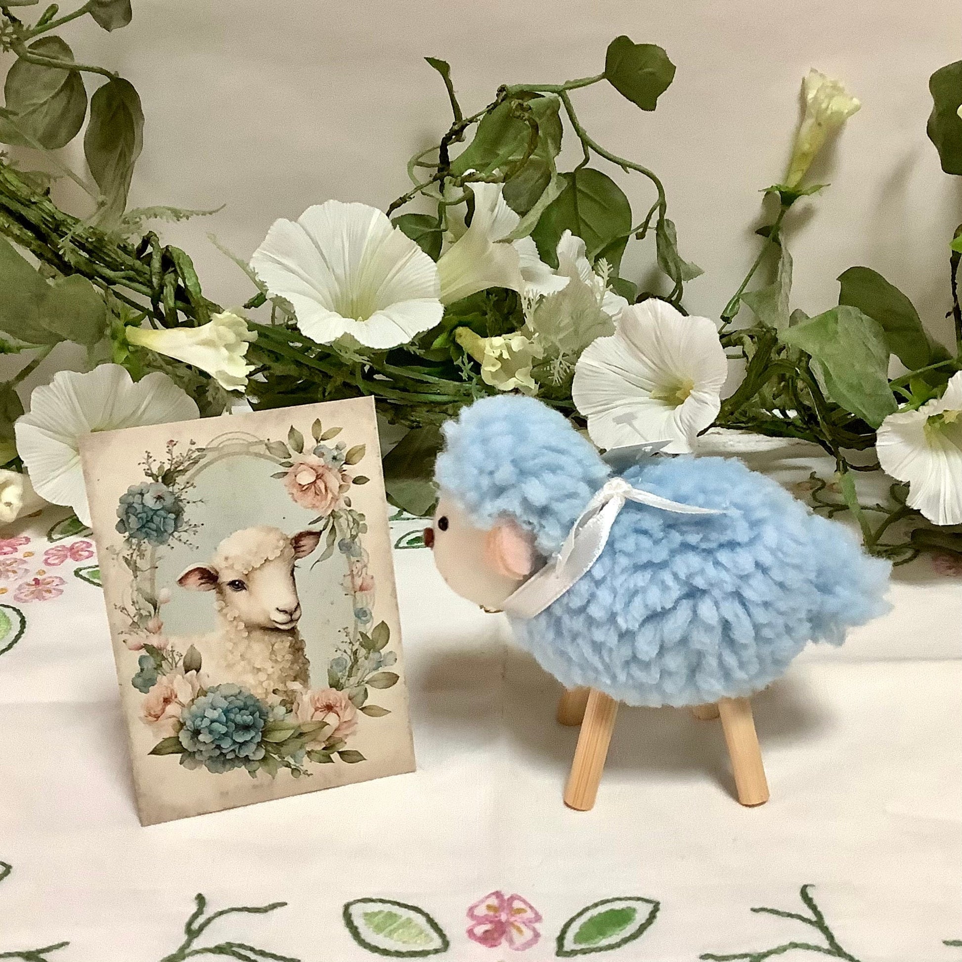 Mouton peluche bleu décoration pâques 
