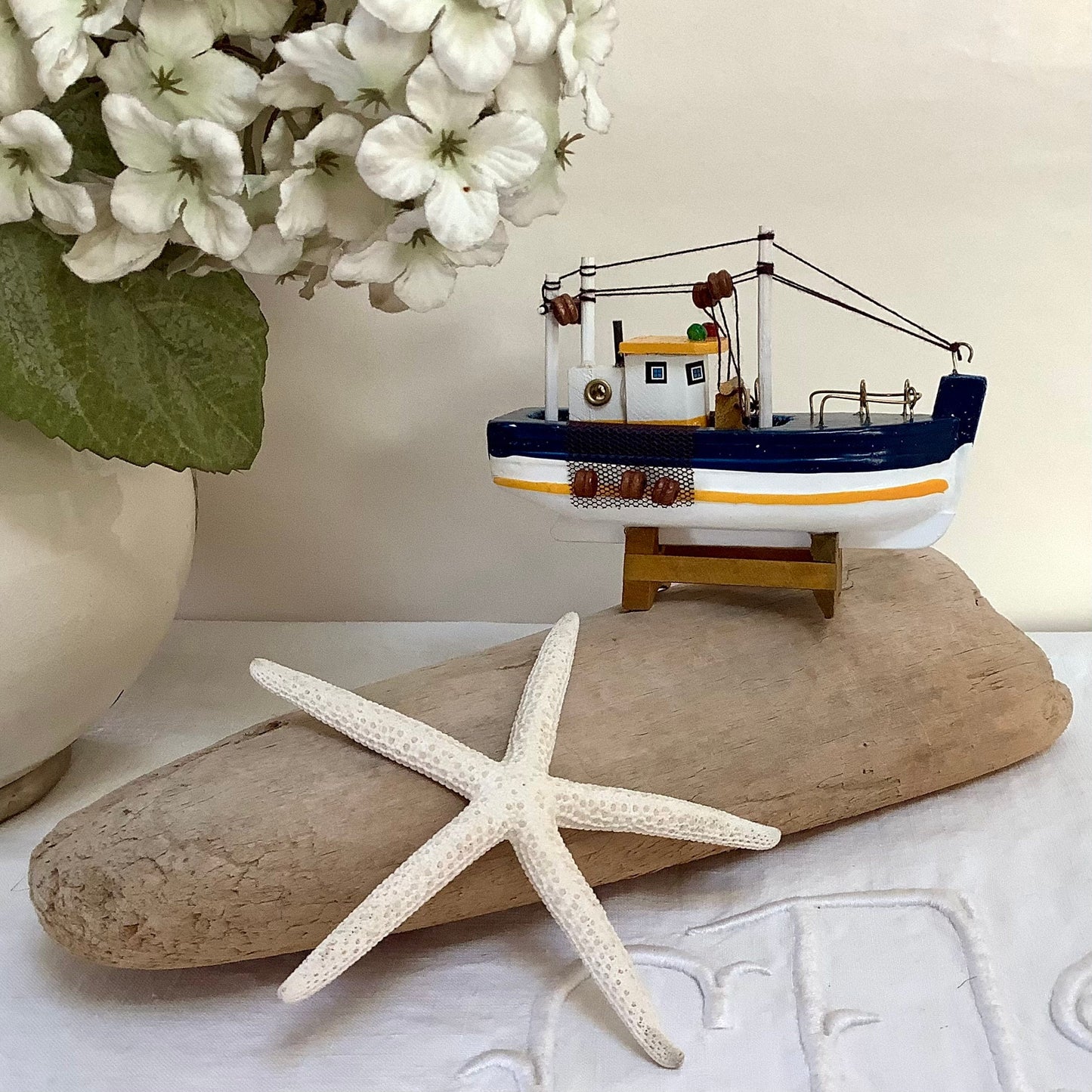 Bateau miniature bois chalutier bleu jaune décoration marine ht 9 cm