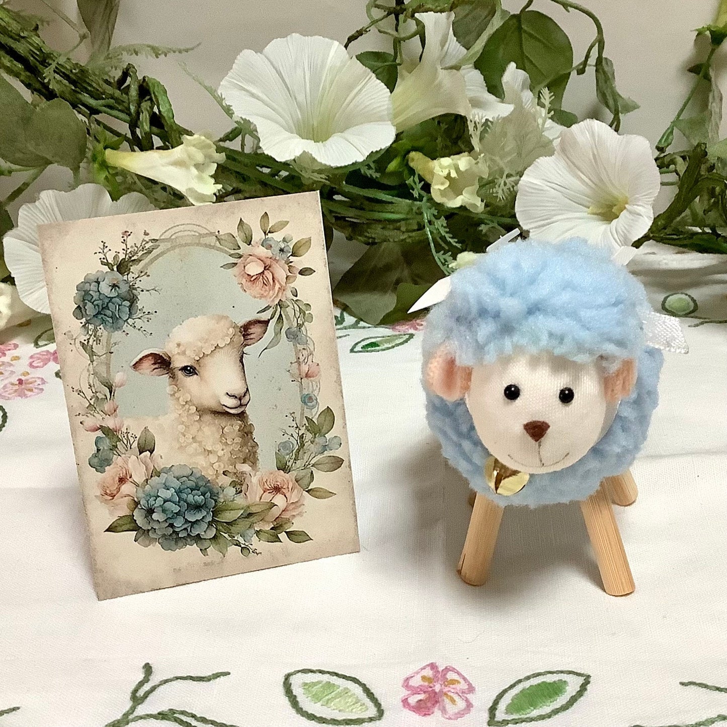 Mouton peluche bleu décoration pâques 