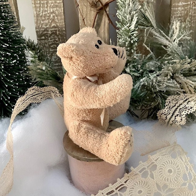 Vue détail petit ours beige peluche carte message, vintage boîte bois ruban