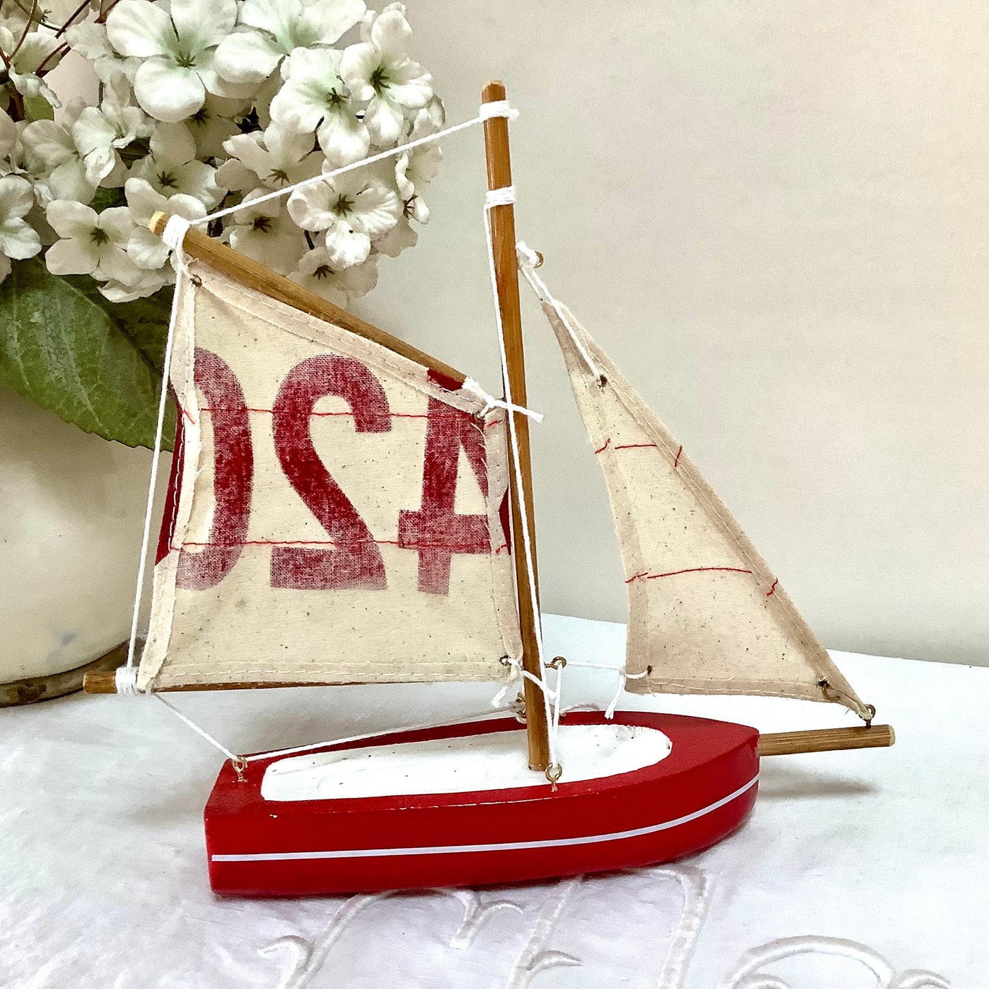 Bateau flottant bois rouge voiles coton décoration marine ht 21 cm