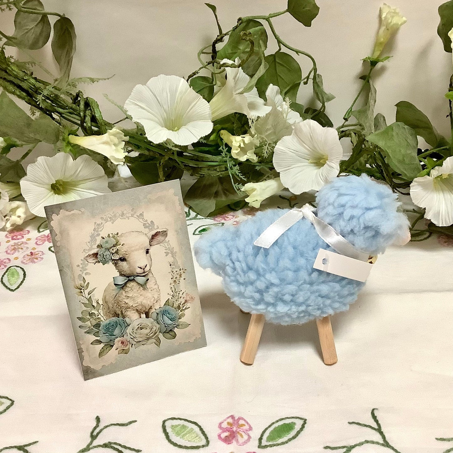Mouton peluche bleu décoration pâques 