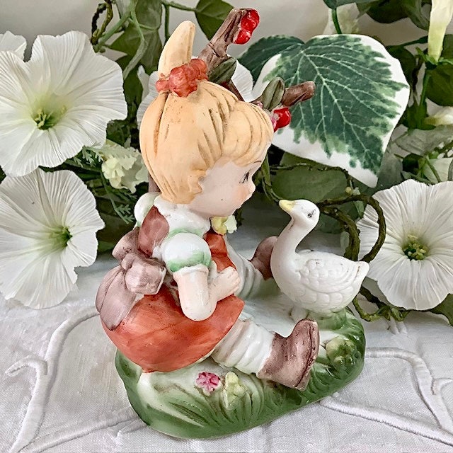 Figurine petite fille oie porcelaine ht 12 cm vintage