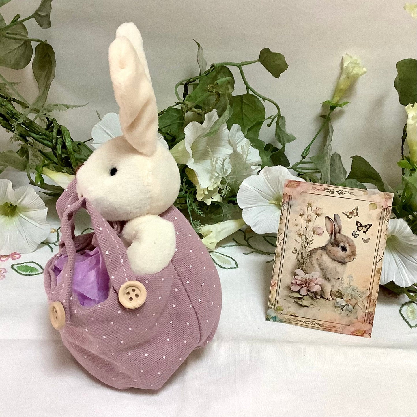 Lapin blanc peluche sac mauve pois décoration pâques 