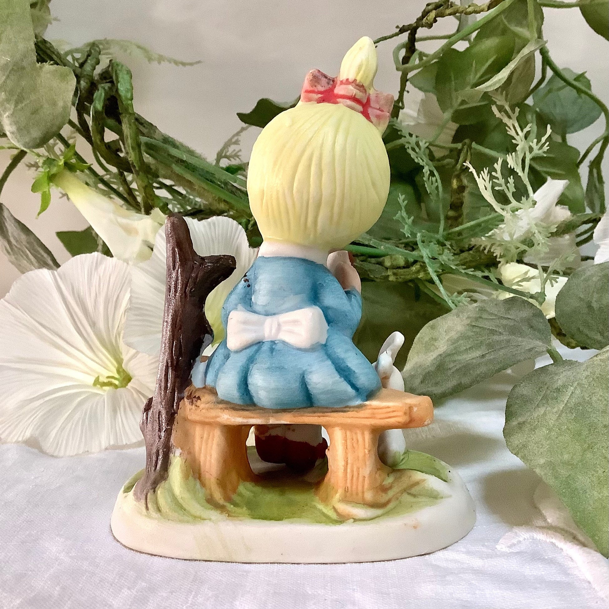 Vue rapprochée figurine petite fille biscuit porcelaine 7,5x5 cm, décoration enfant vintage