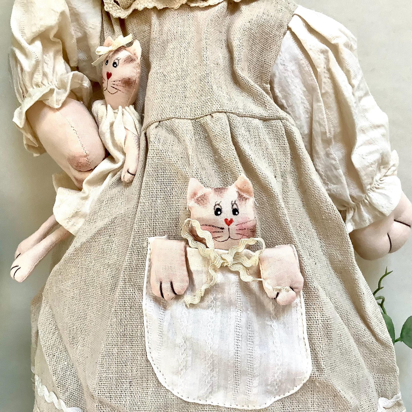 Porte sacs chat robe lin écrue avec deux chatons vintage ht 55 cm