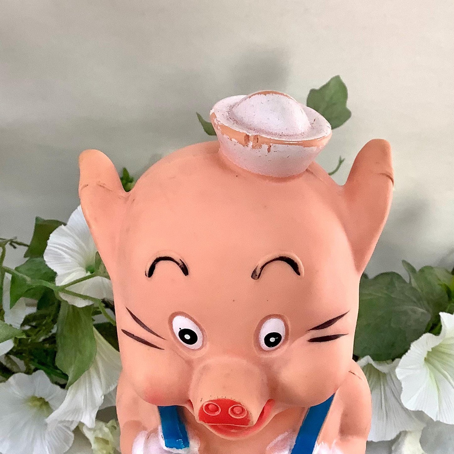 Détail personnage Naf Naf jouet pouët Disney trois petits cochons, vintage caoutchouc années 60