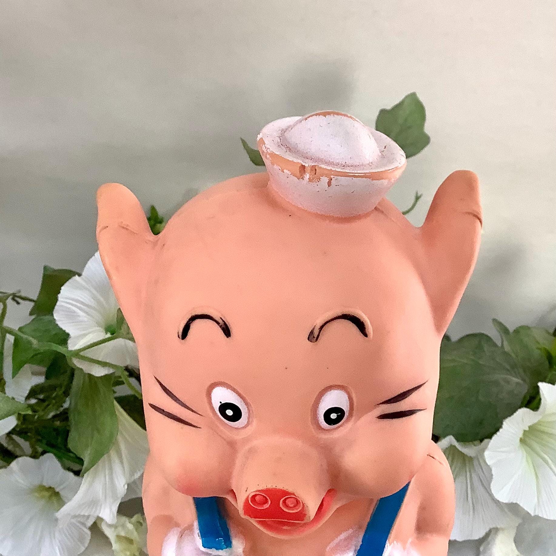 Détail personnage Naf Naf jouet pouët Disney trois petits cochons, vintage caoutchouc années 60