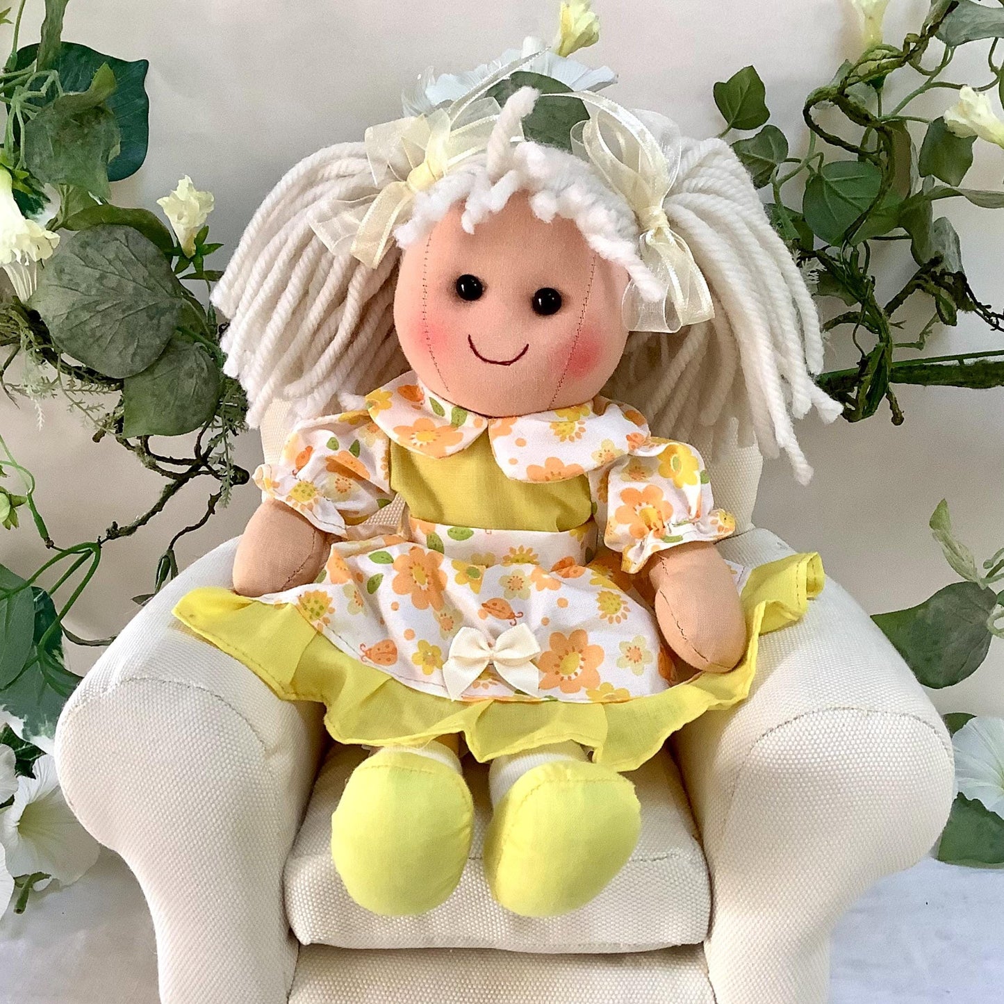 Poupée de chiffon tissu robe jaune modèle iris ht 30 cm