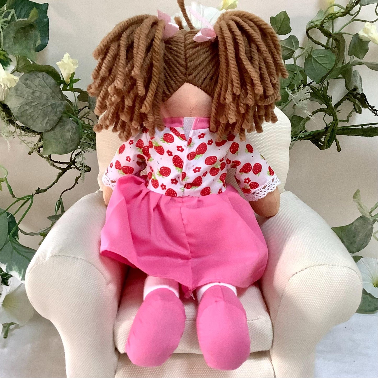 Poupée de chiffon tissu robe rose fraises modèle lola ht 30 cm